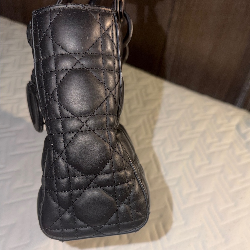 Black Quilted Handbag - Picture 5 of 7